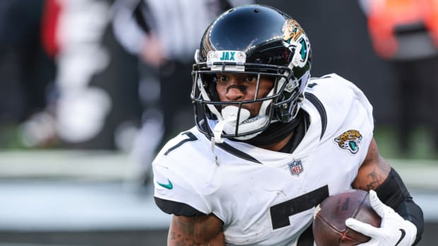 Jaguars wide receiver Tavon Austin runs with the ball.